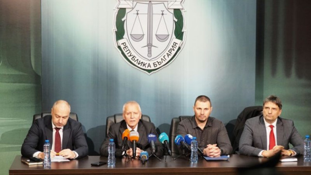  заедно с други двама полицаи  са обвинени за участие в